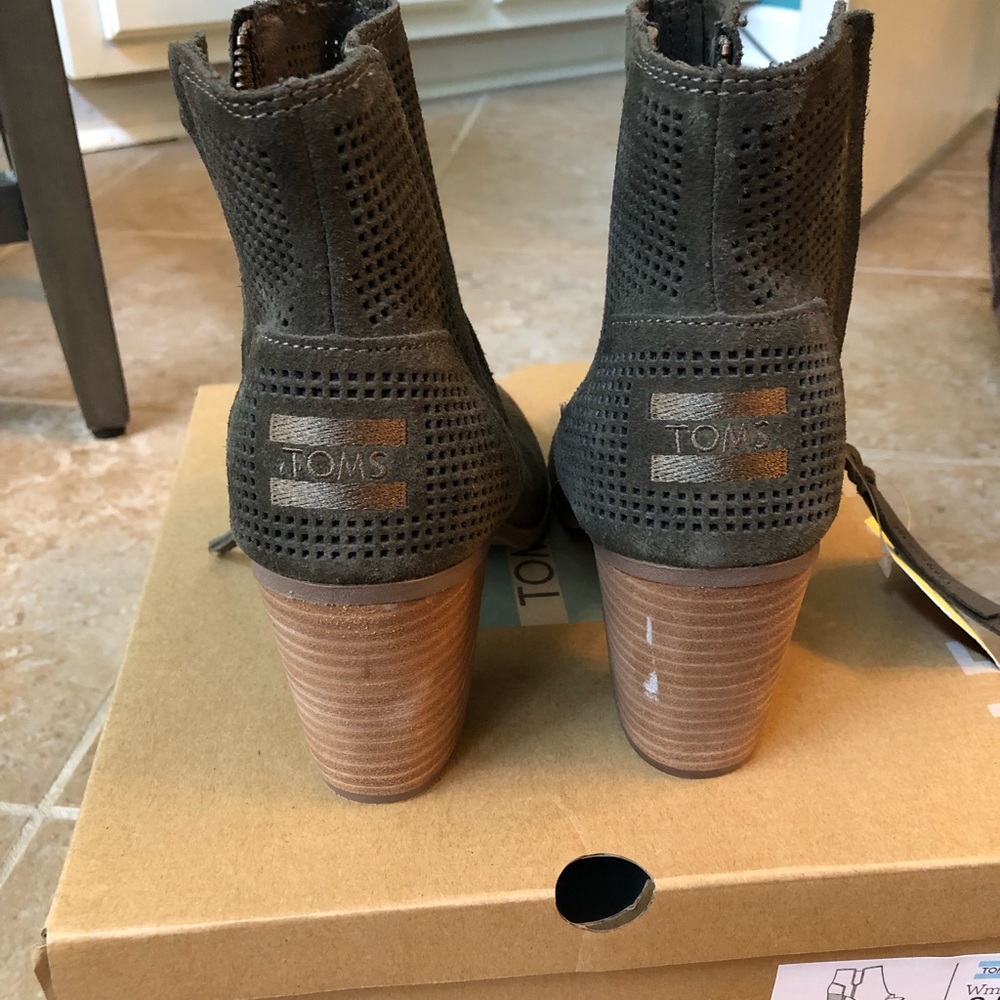 TOMS peep toe heels 8.5W NWT